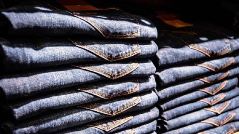 Ponadczasowe jeansy – 3 modele, które powinny znaleźć się w każdej szafie
