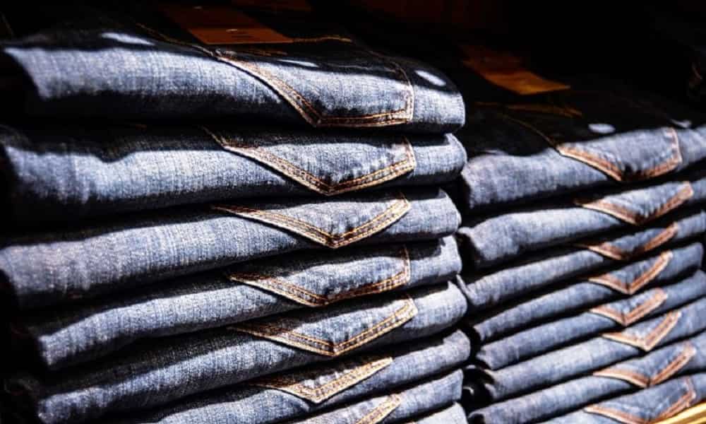 Ponadczasowe jeansy – 3 modele, które powinny znaleźć się w każdej szafie