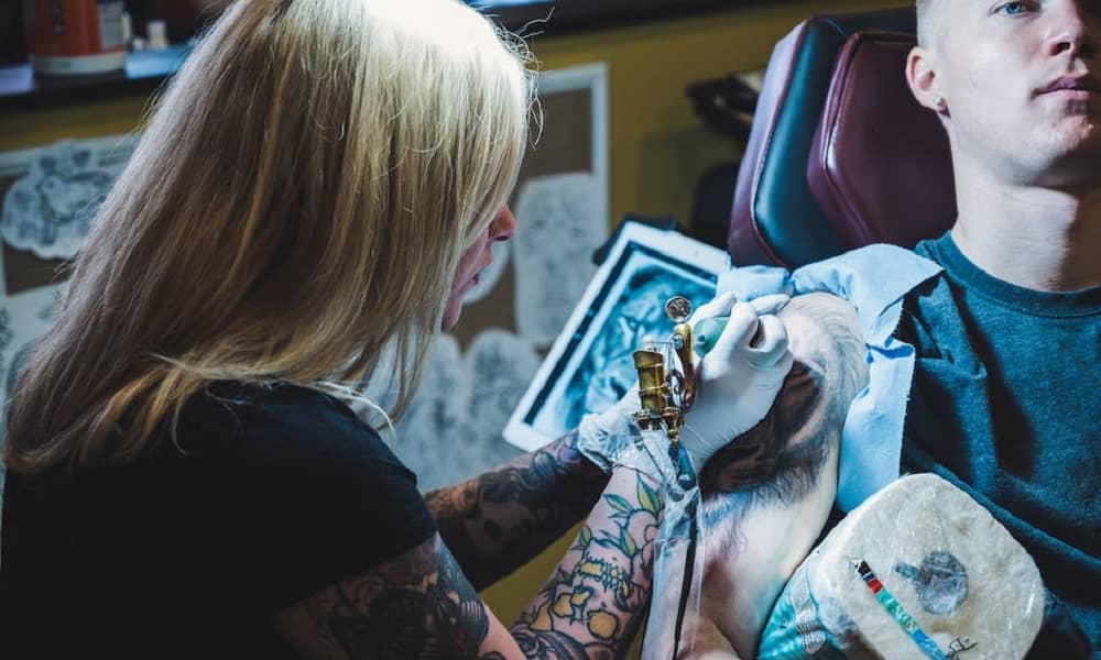 Przesuszony tatuaż – czym jest i czy można zapobiec przesuszeniu?