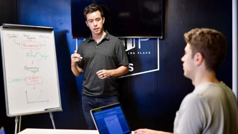 Jak wykorzystać mentoring w planowaniu kariery: Klucz do sukcesu zawodowego