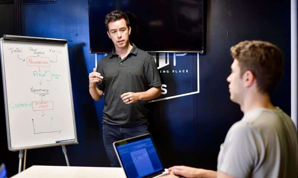 Jak wykorzystać mentoring w planowaniu kariery: Klucz do sukcesu zawodowego