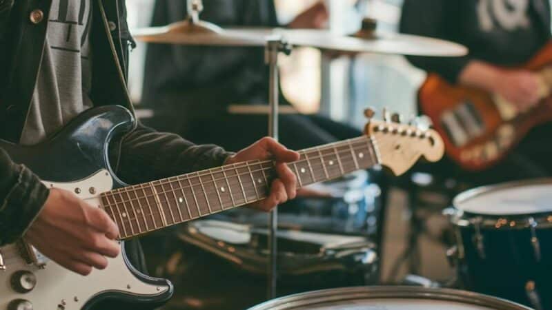 Jak znaleźć nauczyciela gry na instrumencie? Praktyczny przewodnik dla początkujących i nie tylko